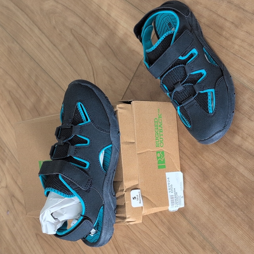 Last Chance Big kids sz 5 bump toe sandals